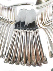 lot 118 image: WM Rogers MFG Co. 52 pieces of flatware silver plated.