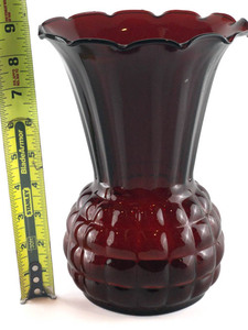 lot 121 image: Anchor Hocking Royal Ruby 8 Crimped Flared Vase Pattern Glass.