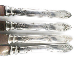 lot 174 image: Rogers Brothers Grape (1910) Set of 4 fruit knives. Silver plate. 6.5in long