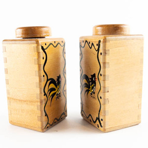 lot 194 image: Woodpecker Woodware Mid-century Vintage Excellent Condition Hand painted Salt & Pepper Shakers Vintage Woodware.