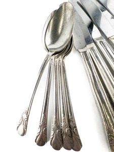 lot 202 image: WM Rogers MFG Co. Avalon-Cabin (1940) 20 Flatware pieces (Knives, Forks Spoons) Silver plate.