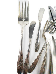 lot 203 image: Tudor (Oneida) Queen Bess II (1946) 16 flatware pieces Silver plate.. Good Condition. (3) place settings (Dinner Knife, Dinner Fork, Teaspoon, Salad Fork), (1) Cold Meat serving fork 8 14 in, (1) round bowl Soup Spoon, (2) flat handle Butter Spreader
