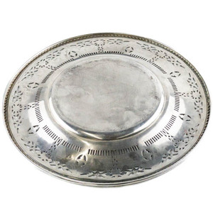 lot 220 image: WM Rogers (International Silver) #620 - 10 Sandwich Plate -Filigree border. Silver plate.
