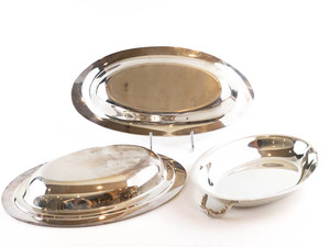 lot 79 image: Rogers & Bros Exquisite 12in Double Vegetable Bowl (4612) & 13in Bread Tray (4619) Silverplate Hollowware.