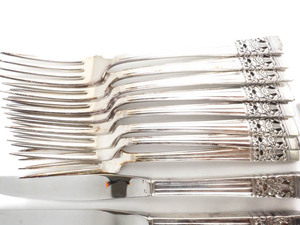 lot 128 image: Oneida 34 pieces of flatware silver plated.