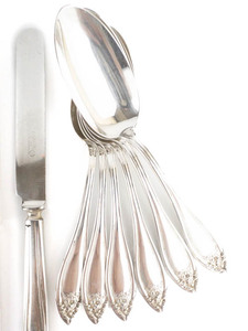 lot 129 image: 1881 Rogers (Oneida) 24 pieces of flatware silver plated.