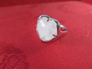lot 26 image: (FS) Quartz Heart Shaped Gemstone R...