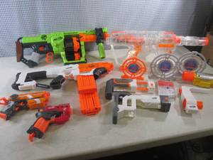lot 54 image: (EW5) Assorted Nerf Guns and Access...