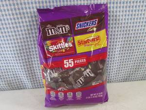 lot 75 image: (B-3) 55pc Bag of Assorted Candy Pa...