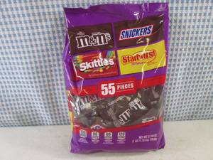 lot 76 image: (B-3) 55pc Bag of Assorted Candy Pa...