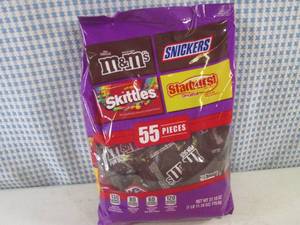 lot 77 image: (B-3) 55pc Bag of Assorted Candy Pa...