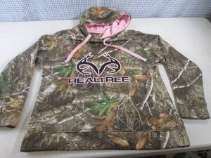 lot 157 image: (CS) RealTree Edge Camo Hoodie Size...