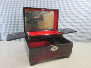 lot 175 image: (CS) Vintage Asian Design Jewelry B...