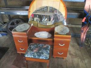 lot 260 image: (HDW) Vintage Vanity with Large Rou...