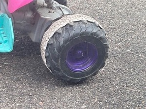lot 16 image: Kawasaki kids battery powered &nbspATV modified