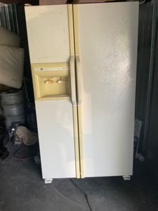 lot 4 image: Amana side by side refrigerator with ice maker 