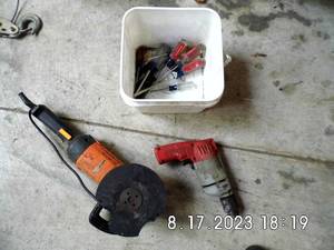 lot 40 image: Milwaukee heavy duty 38 hole shooter (no cord), a 6 electric bufferPolisher and an assortment of Craftsman screwdrivers 