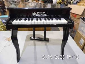 lot 58 image: Schoenhut Original 19 Black Childs Kids 18 Key Mini Grand Piano