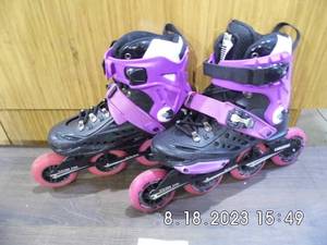lot 66 image: Girls Roller Blades