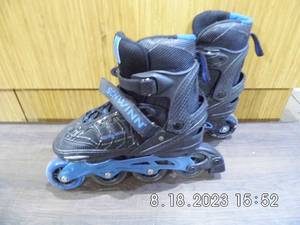 lot 67 image: Boys Roller Blades