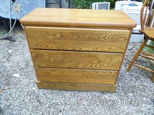 lot 78 image: 3 Drawer Dresser