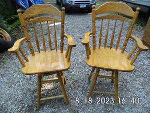 lot 80 image: 2 Tall Bar Stools