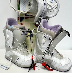 lot 24 image: BURTON GINGER Snowboard with Bindings and Boots
