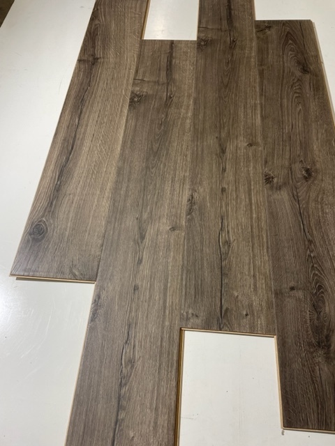 353 SF of Water Resistant Easy Install Laminate Flooring -7.5 x47 x 10mm - SS