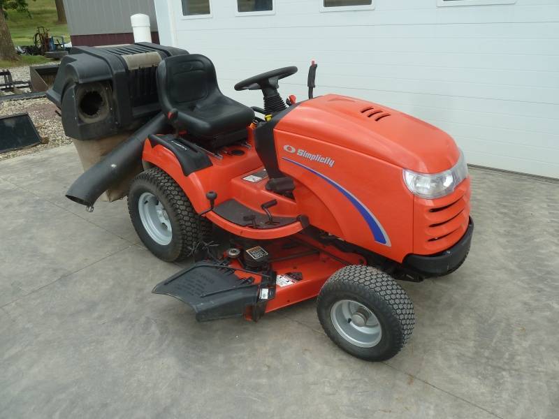 lot 8 image: Simplicity Lawn Tractor