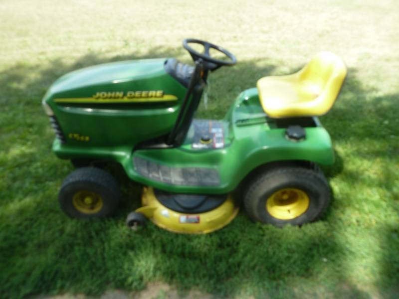 lot 4 image: John Deere LT155 Lawn Tractor