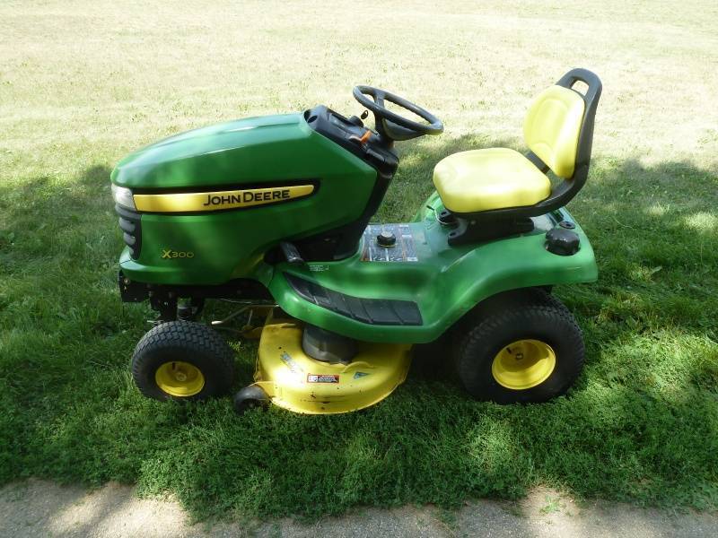 lot 7 image: John Deere X300 Lawn Tractor