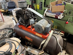 lot 5 image: 60 Gallon Quiet HD Air Compressor