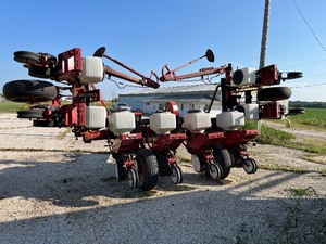lot 8 image: White 5100 8 Row Planter