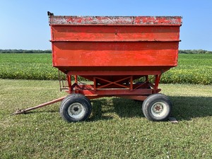lot 12 image: KillBros 350 Gravity Wagon w Bradford Running Gear