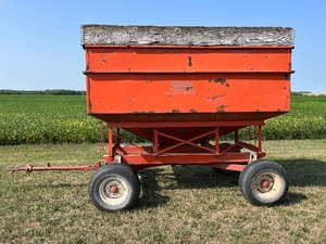 lot 13 image: KillBros 350 Gravity Wagon w Westendorf Running Gear