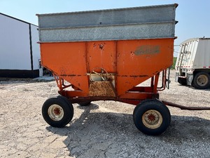lot 14 image: Bradford 165 Gravity Wagon w Bradford Running Gear