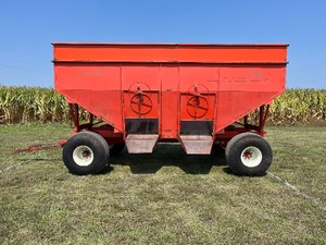 lot 17 image: KillBros 500 Gravity Wagon w Westendorf Running Gear