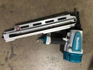 Makita Pneumatic 3-12 in. 21° Full Round Head Framing Nailer Customer Returns See Pictures