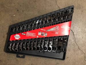 Milwaukee 144-Position Flex-Head Ratcheting Combination Wrench Set Metric (15-Piece)    Customer Returns See Picture