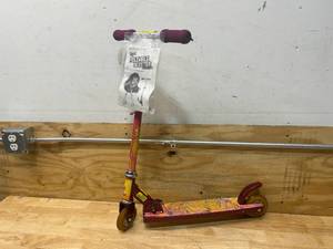 lot 82 image: BRATZ Foldable Scooter