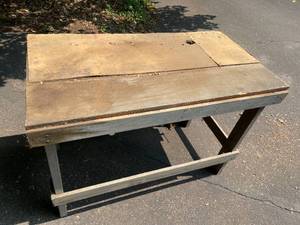lot 160 image: Vintage Wooden Workshop Table with LH&F Littletown Vice