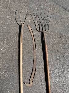 lot 165 image: Vintage Long Handled Decorative Tools