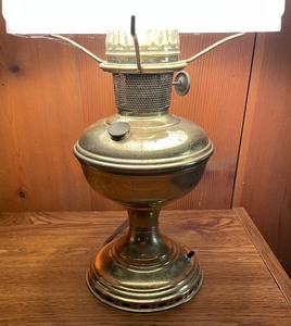 lot 71 image: Lovely Vintage Lamp
