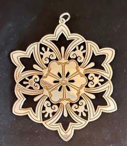 lot 84 image: Two Metropolitan Museum of Arts Sterling Silver Snow Flake Ornaments