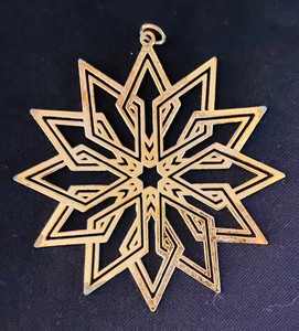 lot 144 image: Metropolitan Museum of Arts Sterling Silver Snow Flake Ornament Plated with 24K Gold