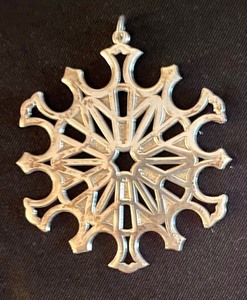 lot 147 image: Two Metropolitan Museum of Arts Sterling Silver Snow Flake Ornaments