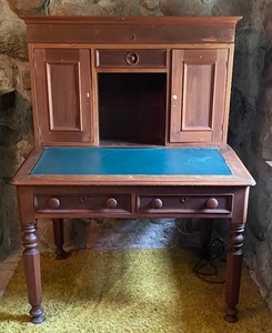 lot 18 image: Antique Desk