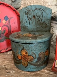 lot 30 image: Vintage Rosemaling Items including a Vintage Rosemaling Wooden Plate and More