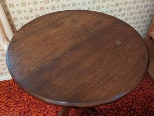 lot 97 image: Round Mahogany Accent Table