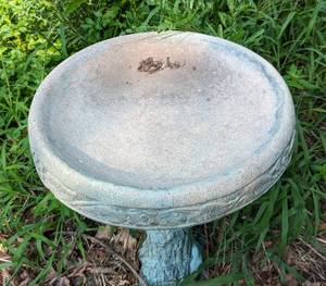 lot 105 image: Cement Bird Bath